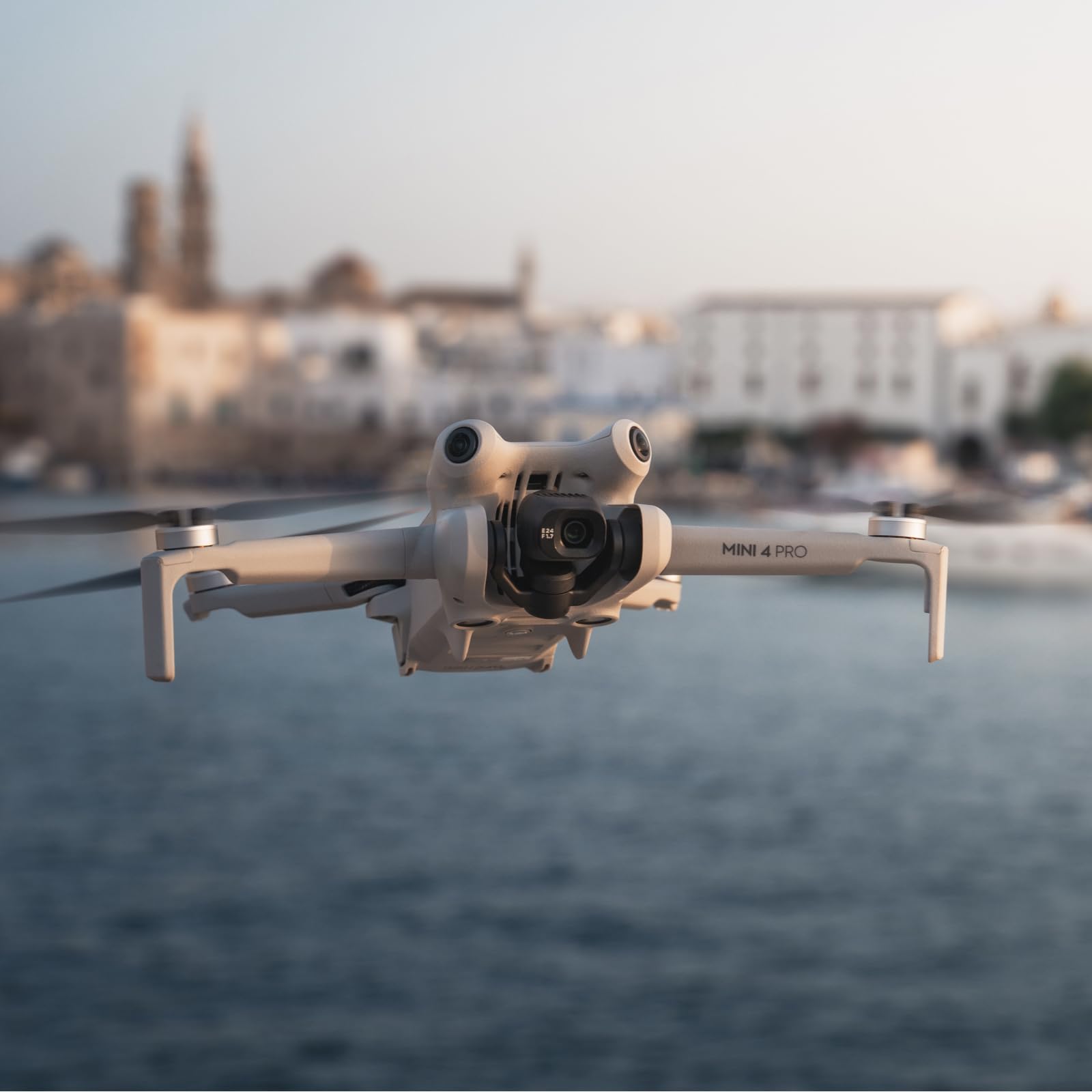 DJI Bundle avec Mini 4 Pro Fly More avec RC 2 (Radiocommande avec Écran), Mini Drone Pliable avec Caméra 4K, Moins de 0,549 lb/249 g, Temps de Vol de 34 min, 2 Batteries Supplémentaires, C0