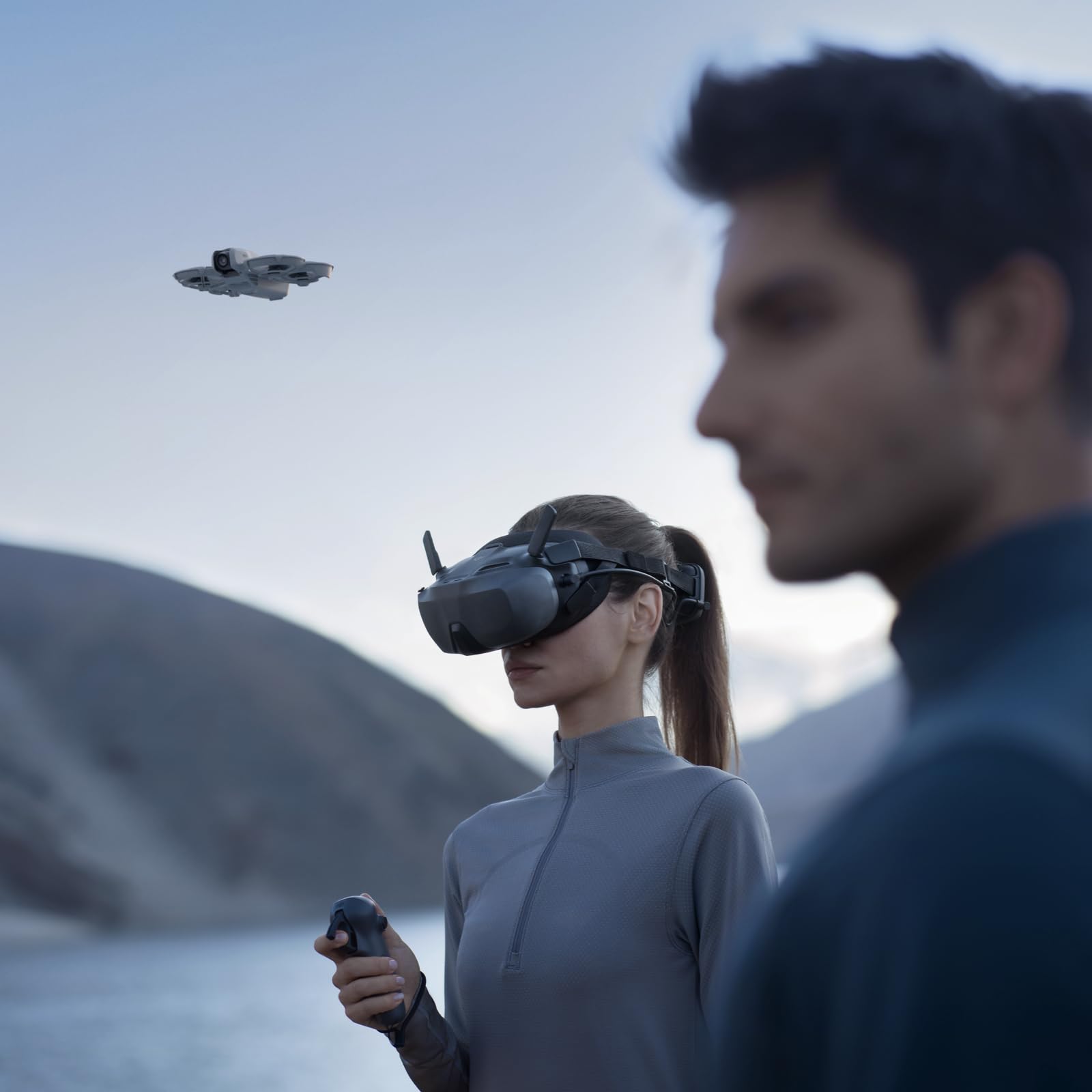 Bundle Motion Fly More DJI Neo, Mini Drone avec Caméra 4K UHD pour Adultes, Drone Suiveur qui Vole Seul de 135 g, Décollage du Creux de la Main, Suivi de Sujet, avec RC Motion 3 et 3 Batteries