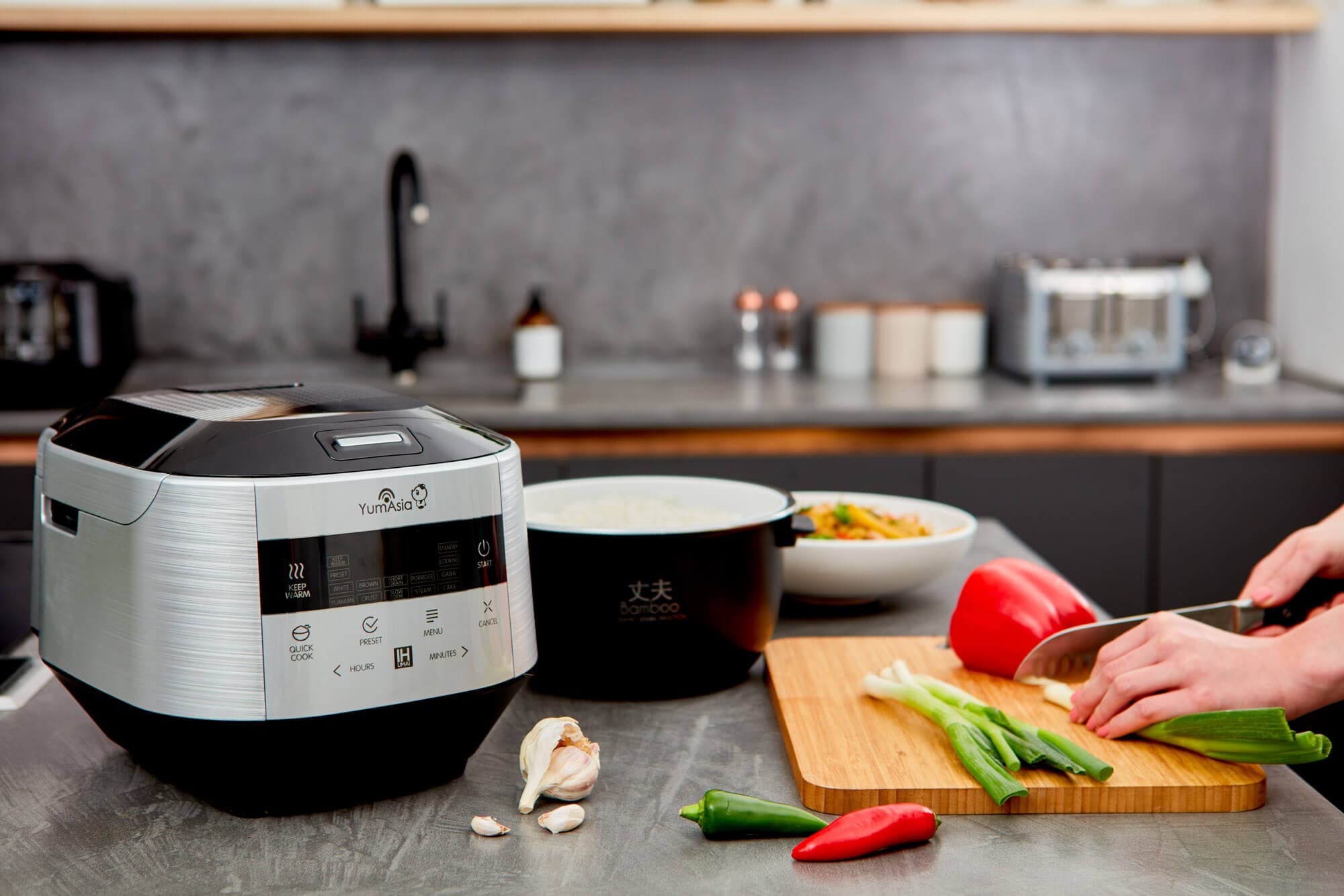 Yum Asia Bamboo Cuiseur à riz avec chauffage à induction (IH) et bol en céramique, 7 fonctions de cuisson au riz, 4 fonctions multicuiseurs, écran LED Motouch – 220-240V EU (Argent métallique)